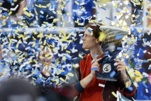 Jannik Sinner de Italia sostiene su trofeo de ganador después de derrotar a Frances Tiafoe de los Estados Unidos durante la final del Abierto de Cincinnati. EFE/EPA/MARK LYONS