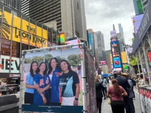 Fotografía de un aviso con fotografías de personas inmigrantes, como parte de la muestra 'New York Proud', en la plaza de Times Square en Nueva York (Estados Unidos). EFE/Guillermo Azábal