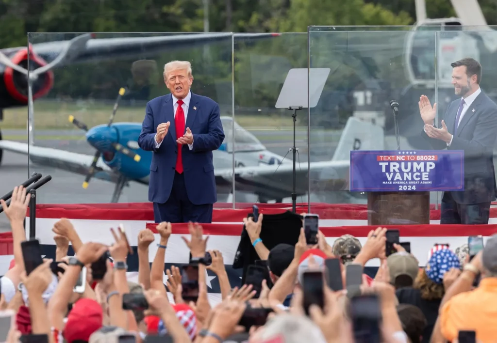 El expresidente estadounidense y candidato del Partido Republicano a la Presidencia de EE.UU., Donald Trump, participa en un acto en la ciudad de Asheboro, Carolina del Norte (EE.UU.). EFE/Grant Baldwin