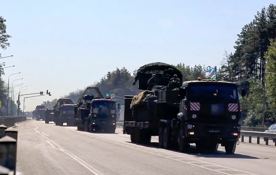 Captura de un vídeo facilitado por el Ministerio de Defensa de Rusia que el despliegue de tropas rusas en la región de Kursk, ante la incursión ucraniana. EFE/EPA/Ministerio de Defensa de Rusia