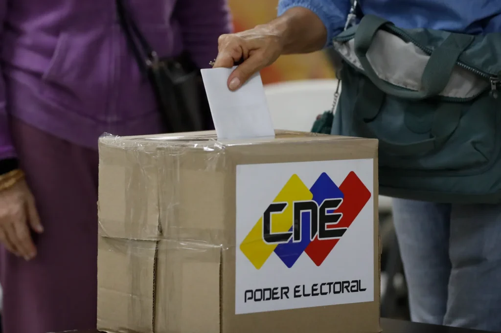 Una ciudadana venezolana vota en las elecciones presidenciales de Venezuela, el 28 de julio de 2024. EFE/ Bienvenido Velasco