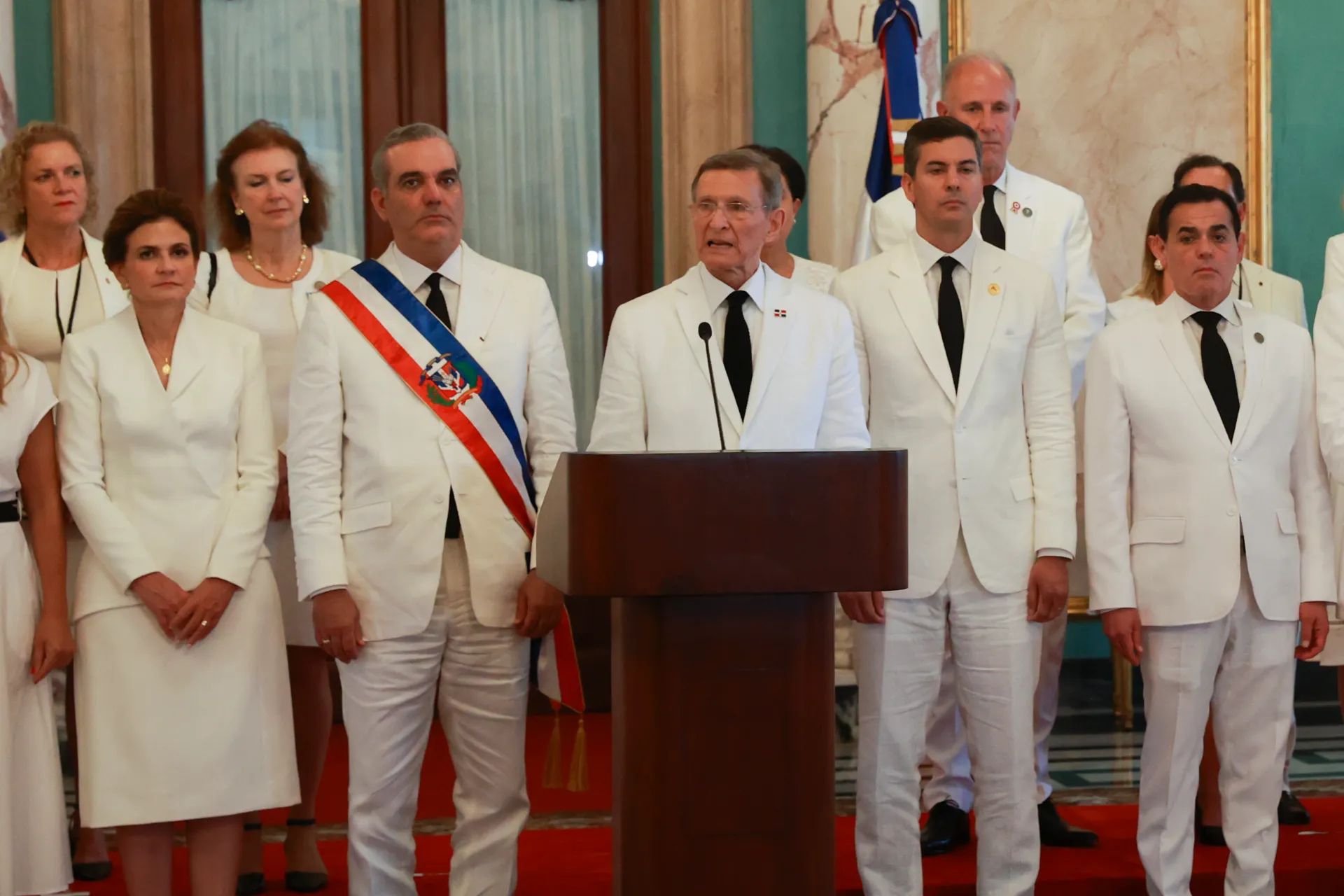 El canciller dominicano, Roberto Álvarez (c), lee una declaración firmada por veintidós países y la UE junto al presidente de República Dominicana, Luis Abinader (c-i), y los mandatarios invitados a la investidura de Abinader este viernes, en el Teatro Nacional en Santo Domingo (República Dominicana). EFE/ Orlando Barría