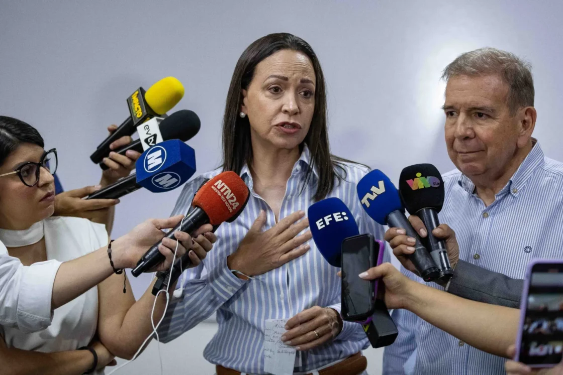 Los líderes opositores de Venezuela, Edmundo González Urrutia (d), abanderado de la PUD en las elecciones presidenciales, y María Corina Machado (c), en una fotografía de archivo. EFE/Ronald Peña R.