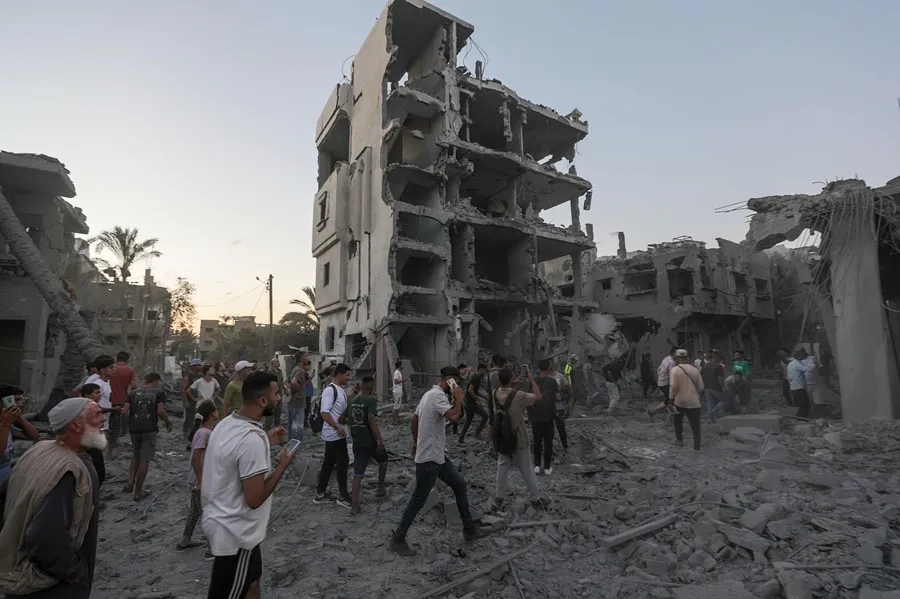 Los palestinos inspeccionan las casas dañadas tras un ataque aéreo israelí en el oeste de la ciudad de Deir Al Balah, en la Franja de Gaza. EFE/EPA/Mohammed Saber