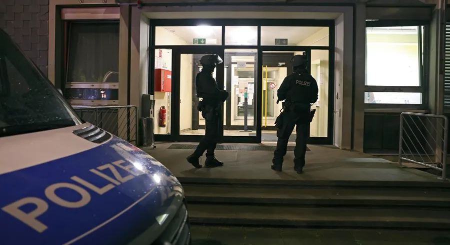 Dos agentes de policía, este sábado en Solingen, Alemania. EFE/EPA/Christopher Neundorf