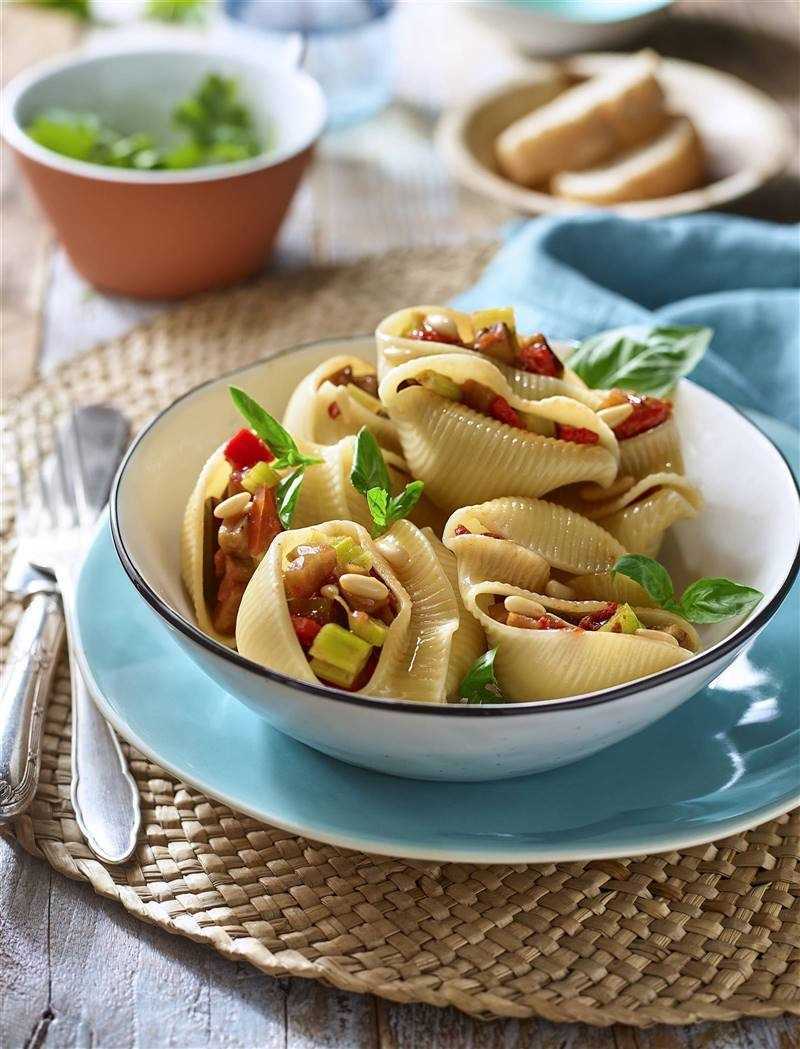 Caracolas de pasta con pimientos secos y tomates Cherry
