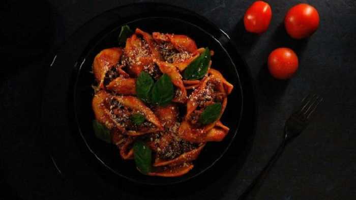 Caracolas de pasta con pimientos secos y tomates Cherry