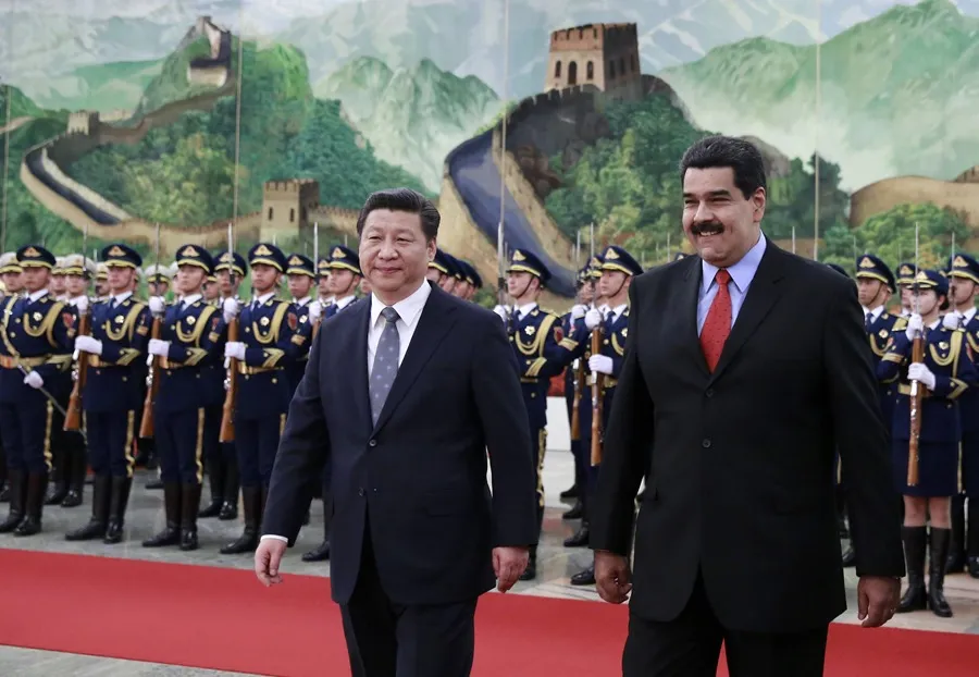 El presidente chino, Xi Jinping (izq), y su homólogo venezolano, Nicolás Maduro (dcha), pasan revista a la guardia de honor, en una visita a Pekín en 2015. EFE/Andy Wong/Pool