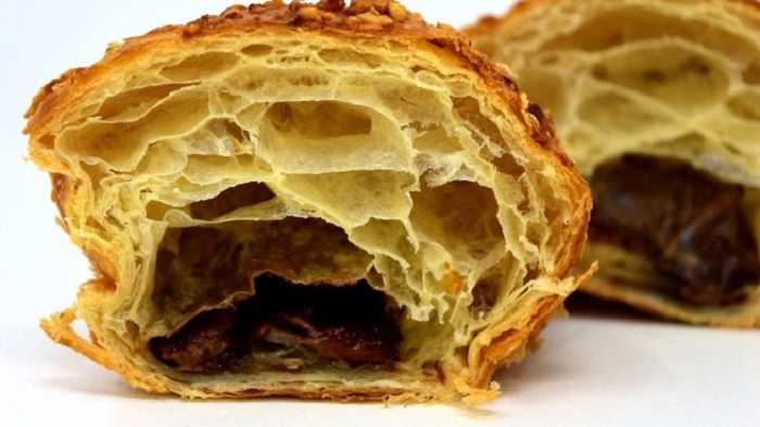 Croissant relleno de crema de oreo