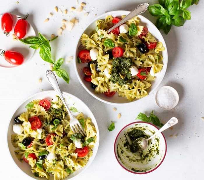 Ensalada de pasta con mozzarella y pesto: así la puedes preparar