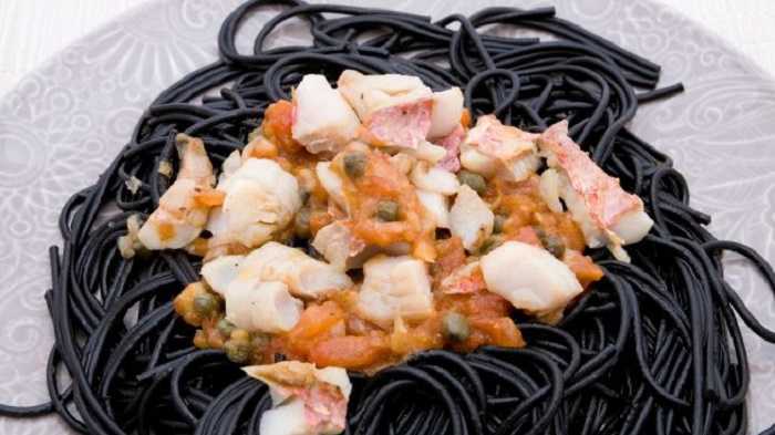 Ensalada de pasta negra con garbanzos