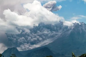 Imagen de archivo de la erupción de un volcán en Indonesia. EFE/EPA/Febri Waspodo