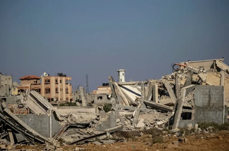 Zona destruida durante una operación militar israelí en Deir Al Balah. EFE/EPA/Mohammed Saber