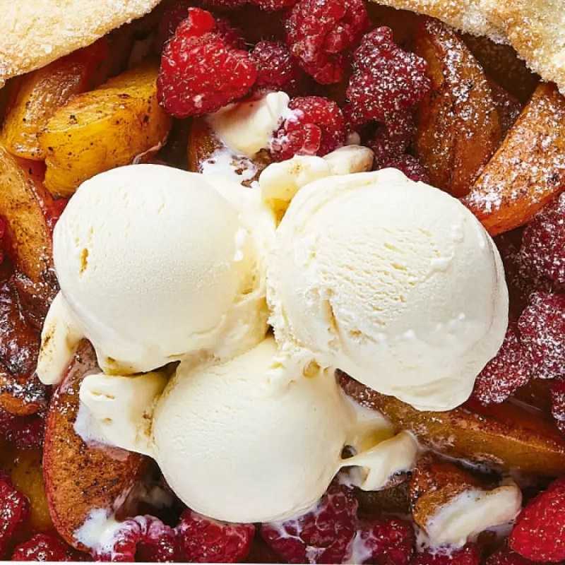 Helado con trozos de fruta caramelizada para la merienda