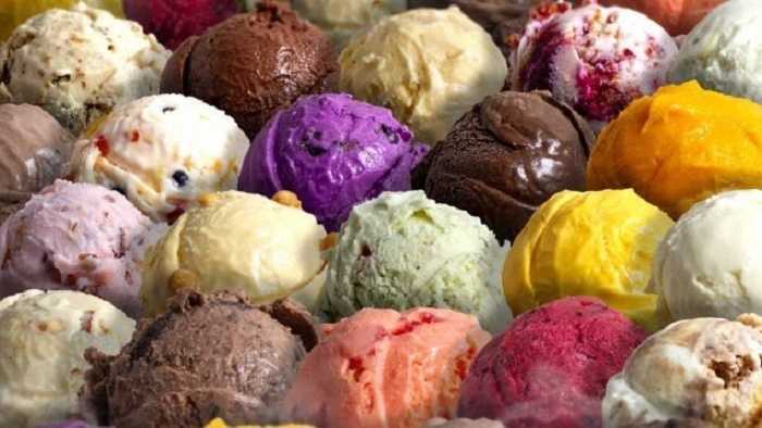 Helado con trozos de fruta caramelizada
