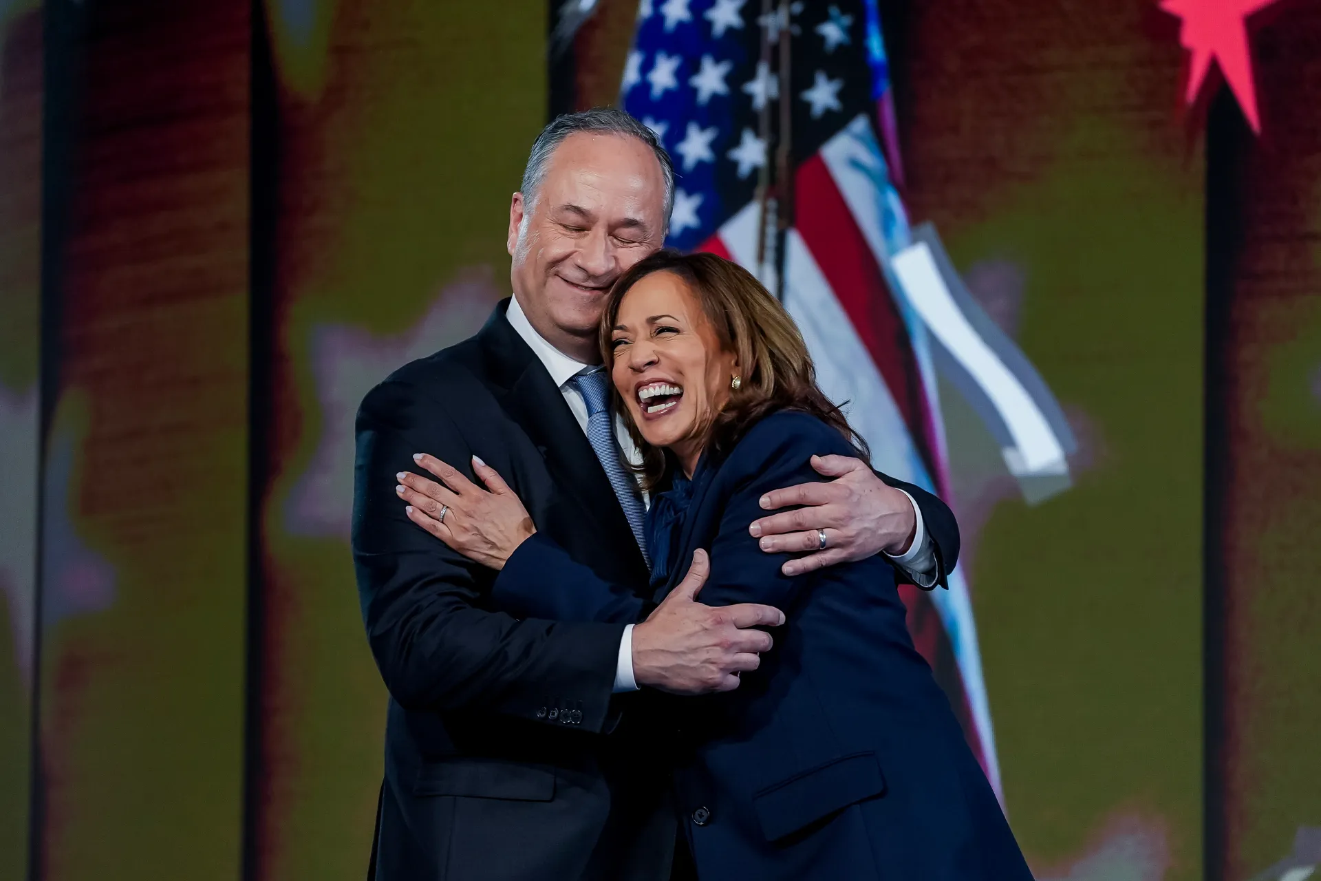 La candidata presidencial demócrata y vicepresidenta de EE. UU., Kamala Harris (d), y su esposo, el segundo caballero Doug Emhoff (i), se abrazan en el escenario después de que ella hablara durante la última noche de la Convención Nacional Demócrata. EFE/EPA/Will Oliver