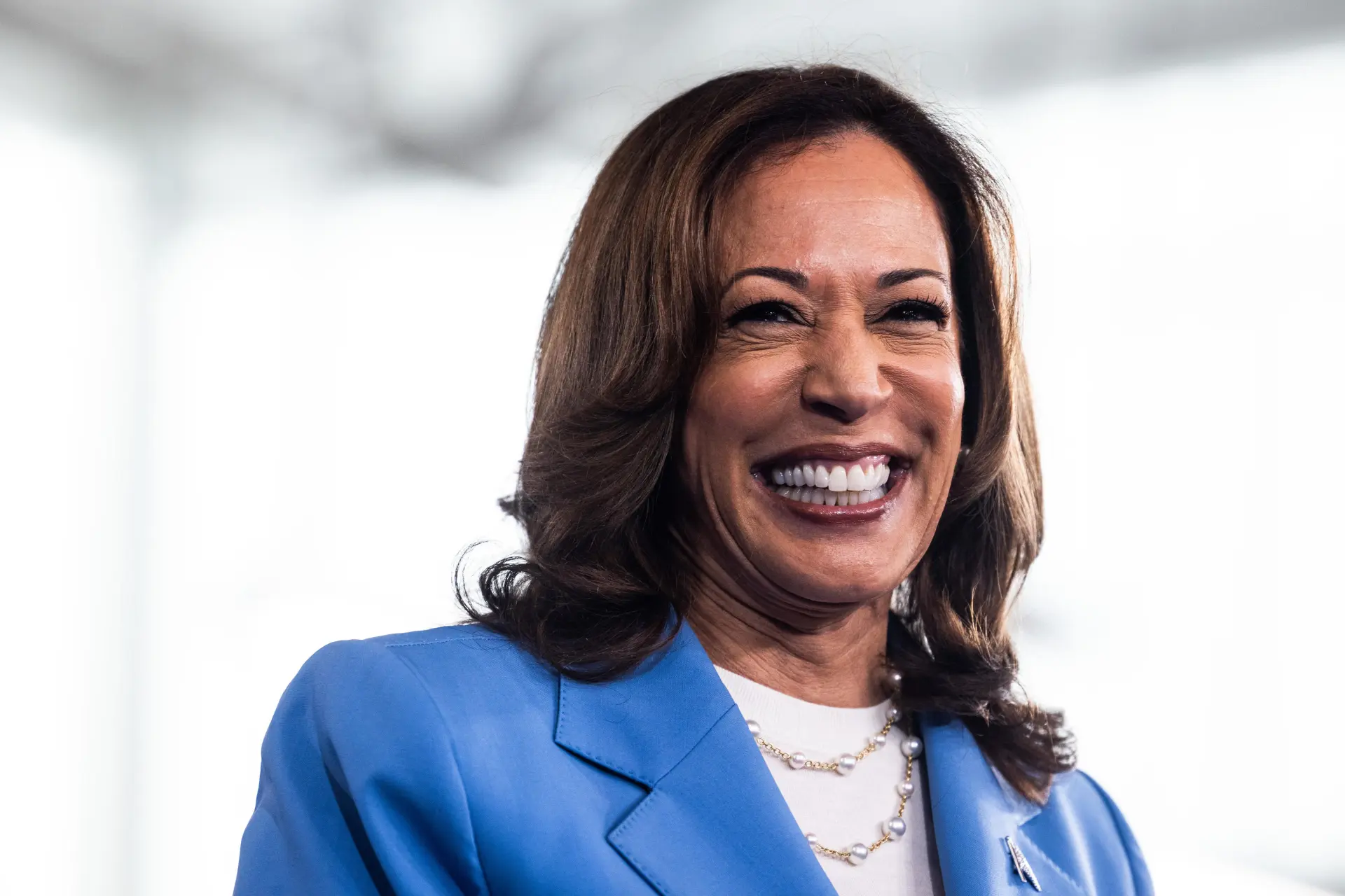 La vicepresidenta estadounidense, Kamala Harris, expone su política económica en un discurso en el Centro Hendrick para la Excelencia Automotriz en Raleigh, Carolina del Norte (EE.UU.). EFE/EPA/Jim Lo Scalzo