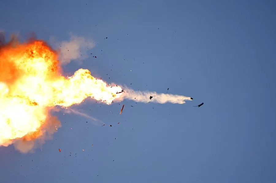Un dron de Hizbulá es interceptado por un avión israelí cerca de la frontera entre Israel y Líbano, este domingo. EFE/EPA/Atef Safadi