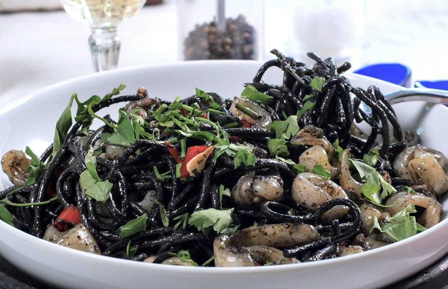 Ensalada de pasta negra con garbanzos: deliciosa para cenar