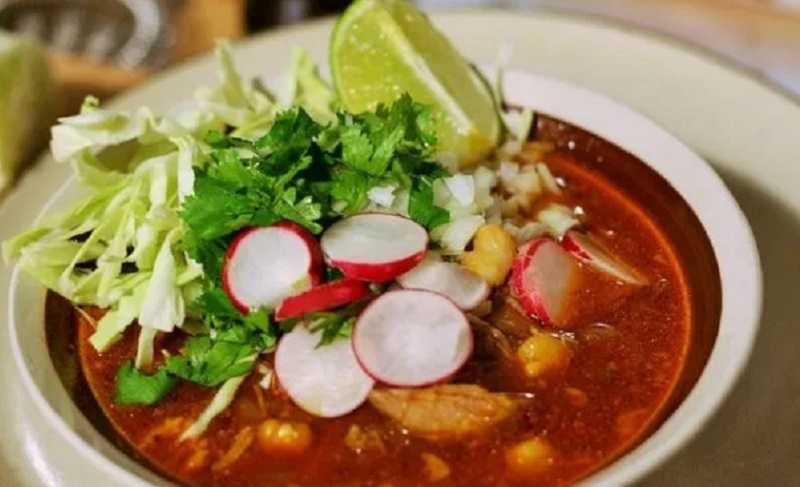 Pozole rojo de pollo: prepara esta sabrosa receta en casa
