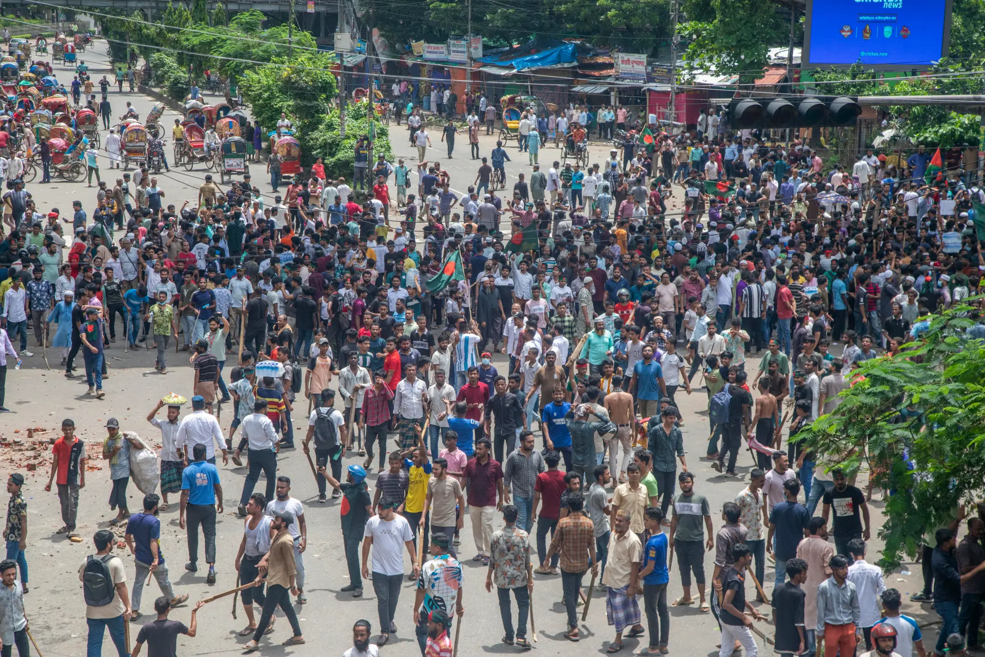 Manifestantes asisten al primer día del movimiento de no cooperación en Dacca, Bangladesh, el 04 de agosto de 2024. (Protestas) EFE/EPA/Monirul Alam