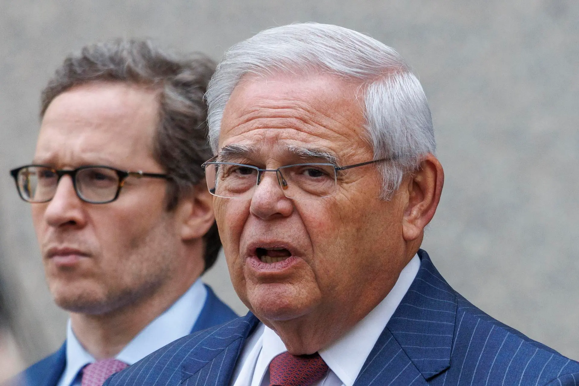 El senador estadounidense Bob Menéndez, de Nueva Jersey, abandona el tribunal federal de los Estados Unidos. EFE/EPA/Sarah Yenesel