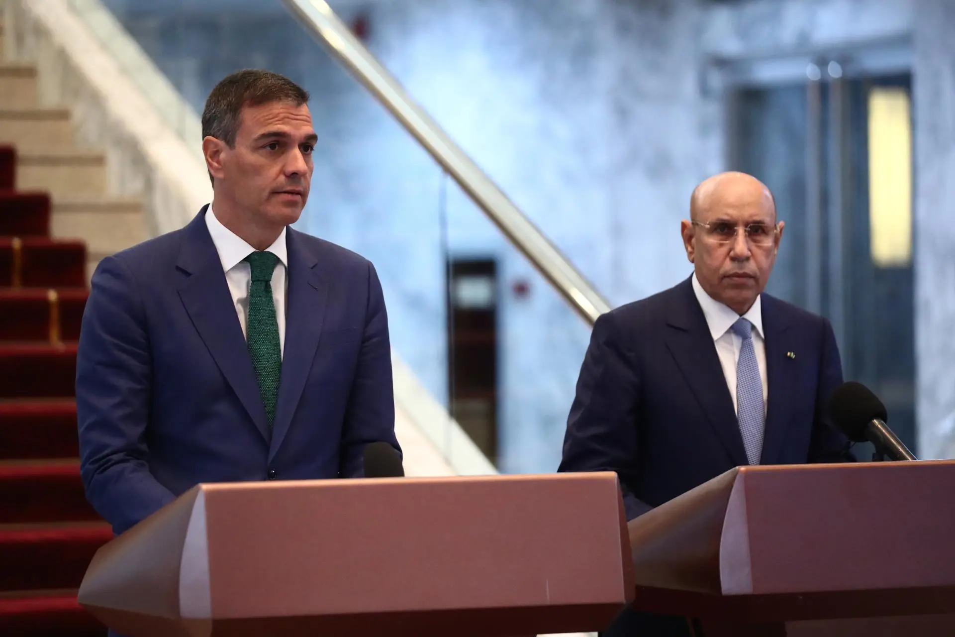 El presidente del Gobierno, Pedro Sánchez (i), y el presidente de la República Islámica de Mauritania, Mohamed Cheikh El Ghazouani, tras su reunión en el Palacio Presidencial. EFE/Moncloa/Fernando Calvo