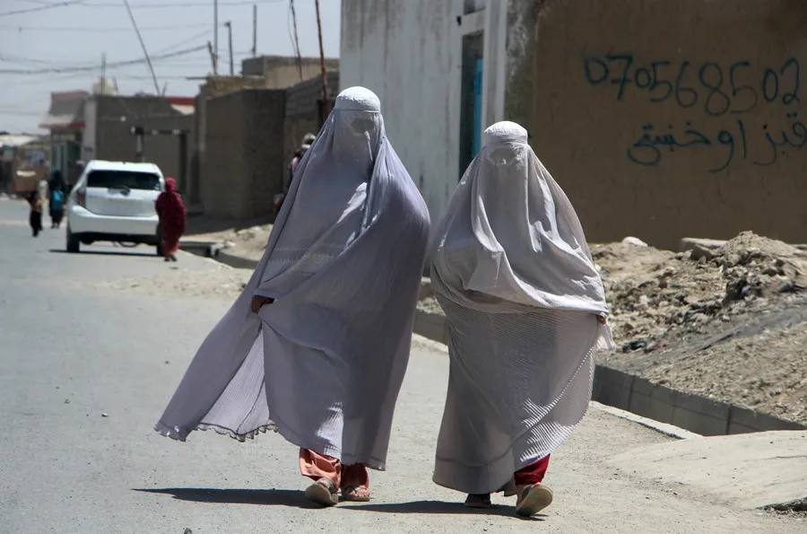 Mujeres afganas vestidas con burka caminan por una carretera en Kandahar. EFE/EPA/Qudratullah Razwan