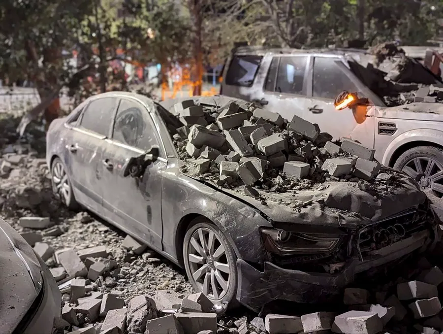 Un automóvil dañado en el lugar del ataque con cohete en Kryvyi Rih, Ucrania. EFE/EPA/Dnipropetrovsk Regional State Administration