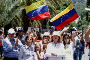 Personas observan a la líder opositora de Venezuela María Corina Machado que asiste a una protesta en rechazo a los resultados oficiales de las elecciones presidenciales -que dan la victoria al presidente Nicolás Maduro-, en Caracas (Venezuela). EFE/ Ronald Peña R.