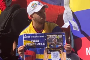 Un venezolanos sostiene un carteles durante una protesta este sábado en el centro de Sidney (Australia). EFE/Rocío Otoya