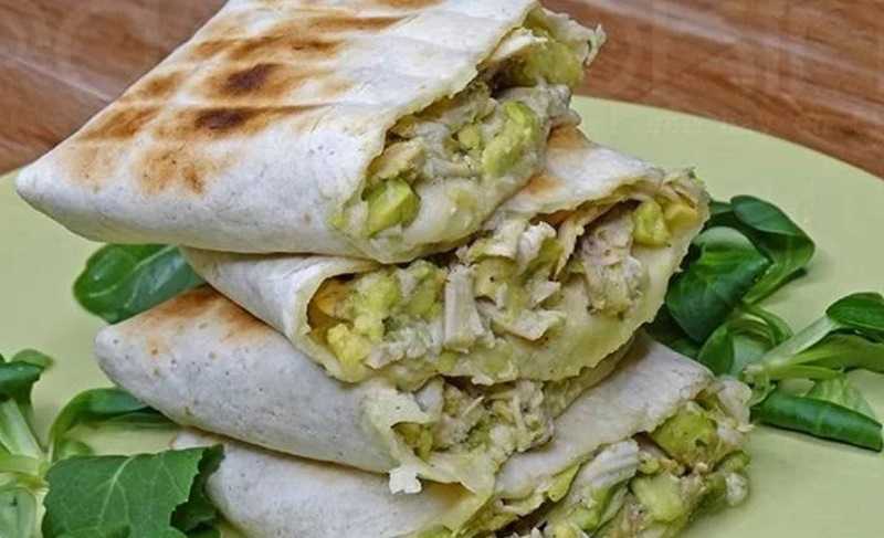Wraps de pollo y salsa de aguacate