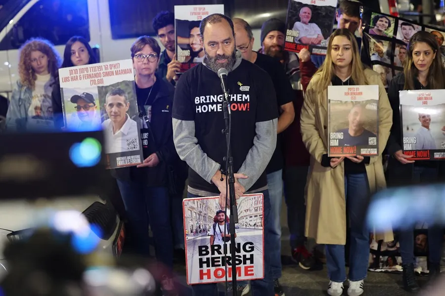 John Polin, padre de Hersh Goldberg Polin, un rehén israelí estadounidense retenido por Hamás en Gaza, hace declaraciones a los medios de comunicación. EFE/EPA/Abir Sultan