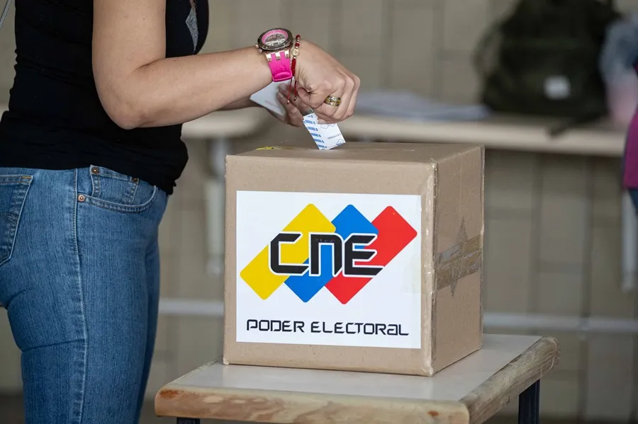 Fotografía de archivo del 28 de julio del 2024 donde se observa a una mujer votando para las elecciones presidenciales de Venezuela, en Caracas (Venezuela). EFE/ Ronald Peña R. ARCHIVO