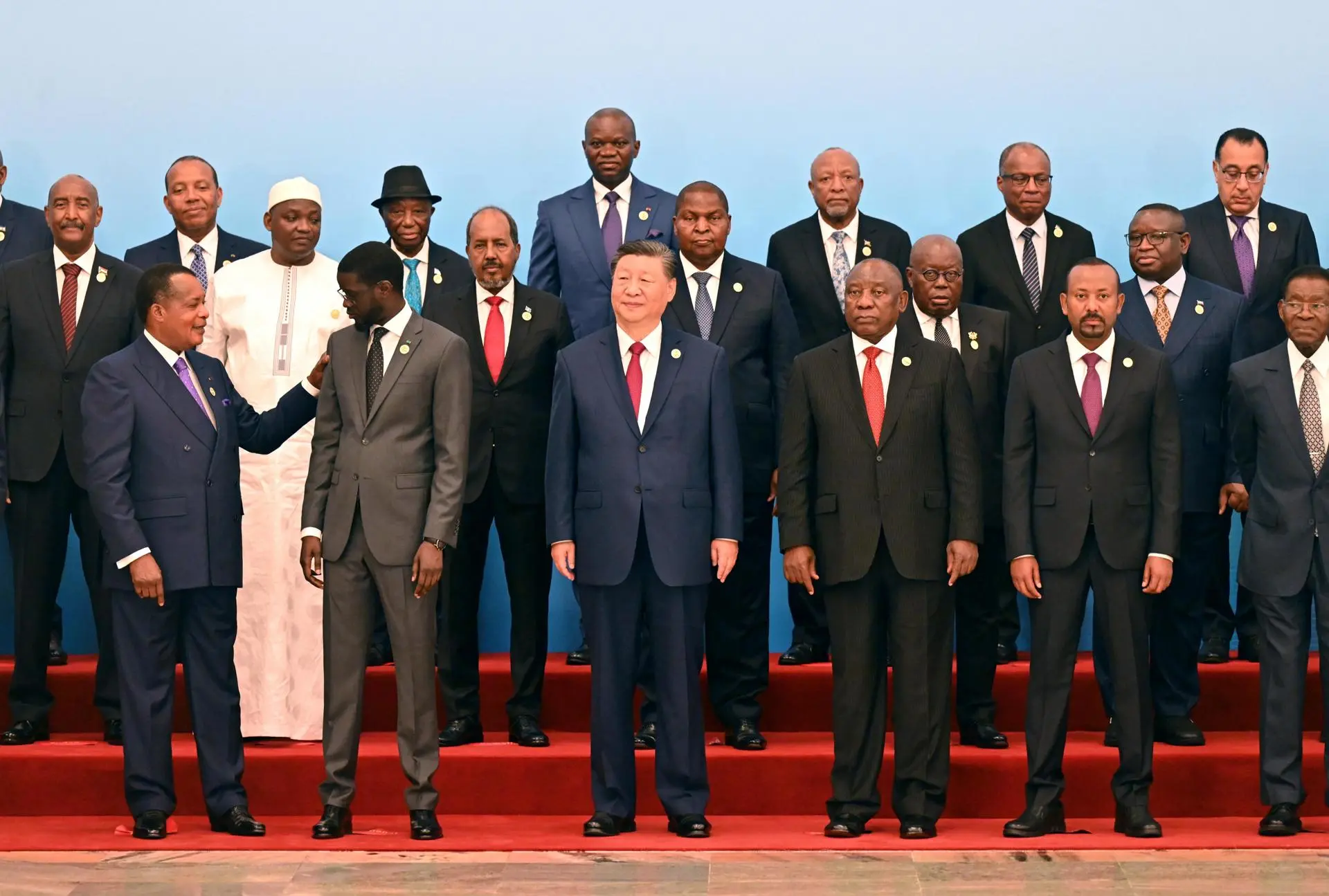 El presidente chino, Xi Jinping (c), y los líderes africanos posan para una foto de grupo durante la cumbre del Foro de Cooperación China-África (Focac) en el Gran Palacio del Pueblo en Pekín (China). EFE/Adek Berry / POOL