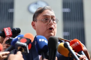 El abogado del opositor de la Plataforma Unitaria Democrática (PUD) Edmundo González, José Vicente Haro, ofrece declaraciones a su salida del Ministerio Público (Fiscalía), en Caracas (Venezuela). EFE/ Miguel Gutiérrez