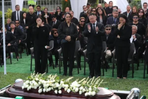 Kenji (2d), Sachi (i) y Keiko Fujimori (d) lloran durante el funeral de su padre, el expresidente de Perú, Alberto Fujimori, en el cementerio Huachipa en Lima (Perú). EFE/Paolo Aguilar