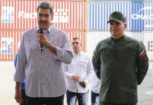 Fotografía cedida por Prensa Miraflores del presidente de Venezuela, Nicolás Maduro (i), junto al ministro de Defensa, Vladimir Padrino López, en un acto de gobierno, en Caracas (Venezuela). EFE/Prensa Miraflores