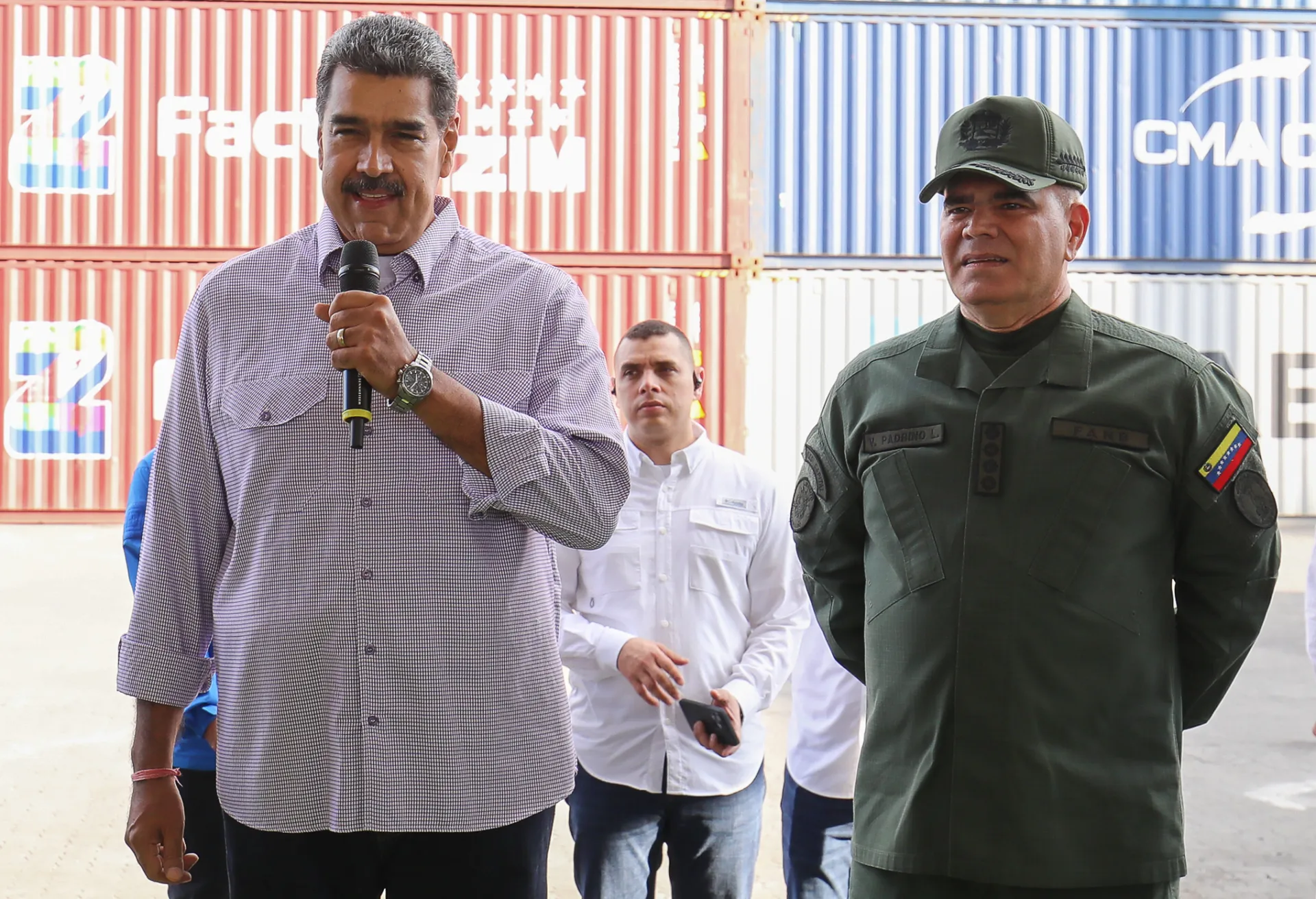 Fotografía cedida por Prensa Miraflores del presidente de Venezuela, Nicolás Maduro (i), junto al ministro de Defensa, Vladimir Padrino López, en un acto de gobierno, en Caracas (Venezuela). EFE/Prensa Miraflores