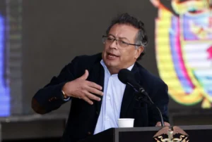 El presidente colombiano, Gustavo Petro, habla durante una concentración de seguidores en la Plaza Bolívar de Bogotá (Colombia). EFE/Mauricio Dueñas Castañeda