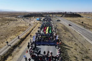 Simpatizantes del expresidente Evo Morales participan en una marcha con rumbo a la ciudad de La Paz el pasado viernes, en Patacamaya (Bolivia). EFE/Luis Gandarillas