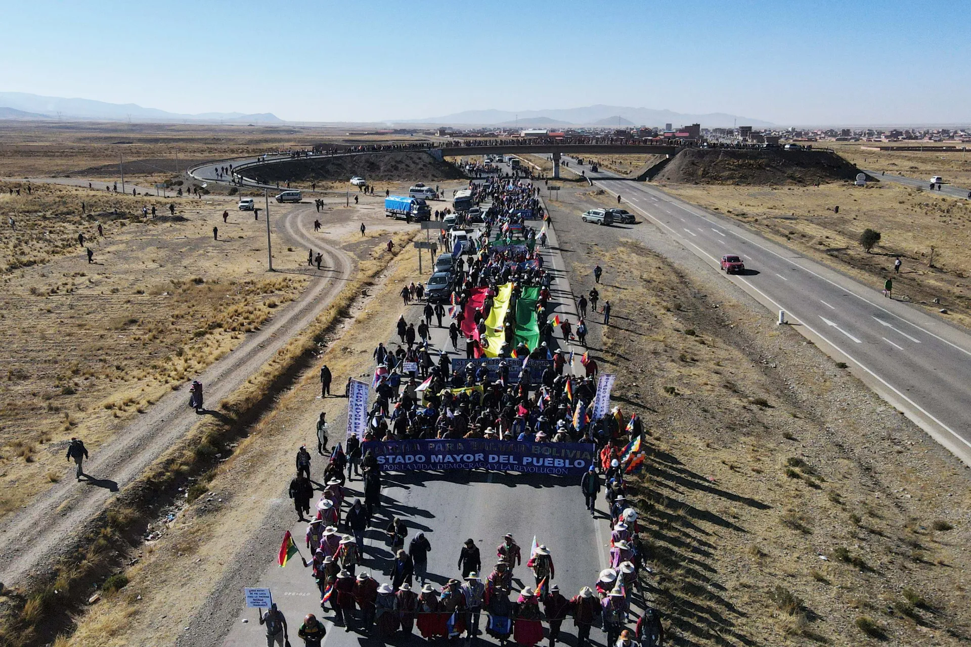Simpatizantes del expresidente Evo Morales participan en una marcha con rumbo a la ciudad de La Paz el pasado viernes, en Patacamaya (Bolivia). EFE/Luis Gandarillas
