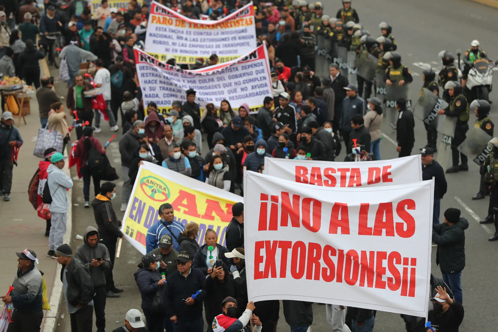 Transportistas se manifiestan durante una protesta este jueves en Lima (Perú). EFE/Paolo Aguilar