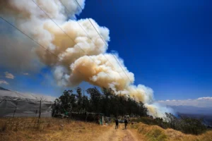Fotografía de un incendio forestal en el Cerro Auki, en Quito (Ecuador). EFE/ José Jácome