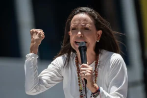 Fotografía de archivo del 28 de agosto de 2024 de la líder opositora venezolana, María Corina Machado, pronunciando un discurso en una manifestación, en Caracas (Venezuela). EFE/ Ronald Peña