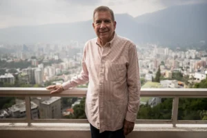 El candidato presidencial Edmundo González Urrutia posa durante una entrevista con EFE, el 10 de mayo del 2024, en Caracas (Venezuela). EFE/ Miguel Gutiérrez