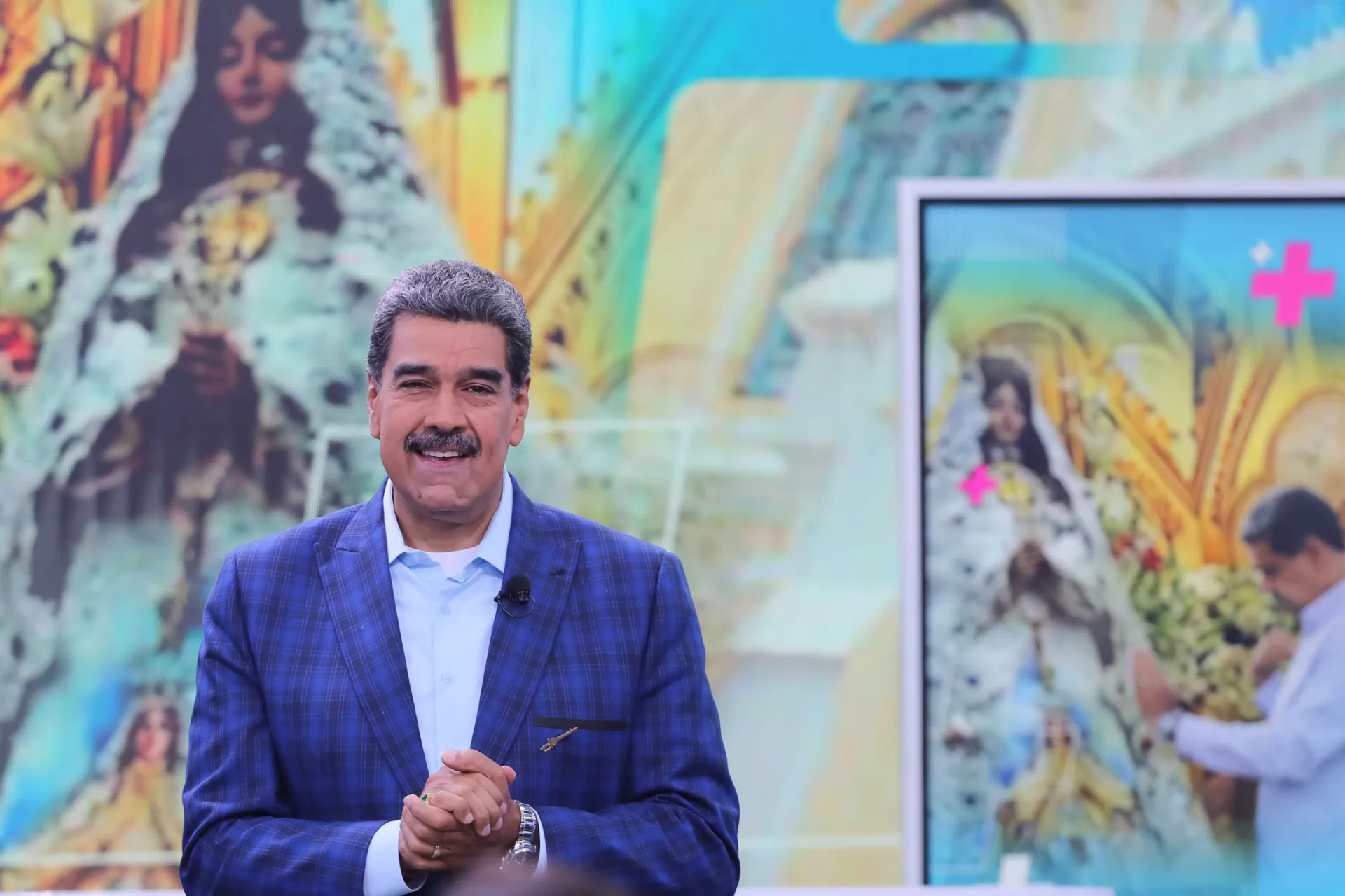 Fotografía cedida por Prensa de Miraflores del presidente de Venezuela, Nicolás Maduro, hablando durante la transmisión de su programa "Con Maduro +" en Caracas (Venezuela). EFE/Zurimar Campos/Prensa de Miraflores