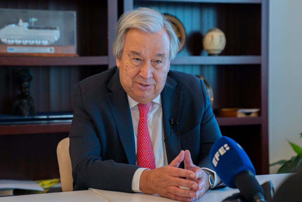 El secretario general de Naciones Unidas, António Guterres, habla durante una entrevista con EFE en la sede de la Organización de las Naciones Unidas, en Nueva York (Estados Unidos). EFE/Ángel Colmenares
