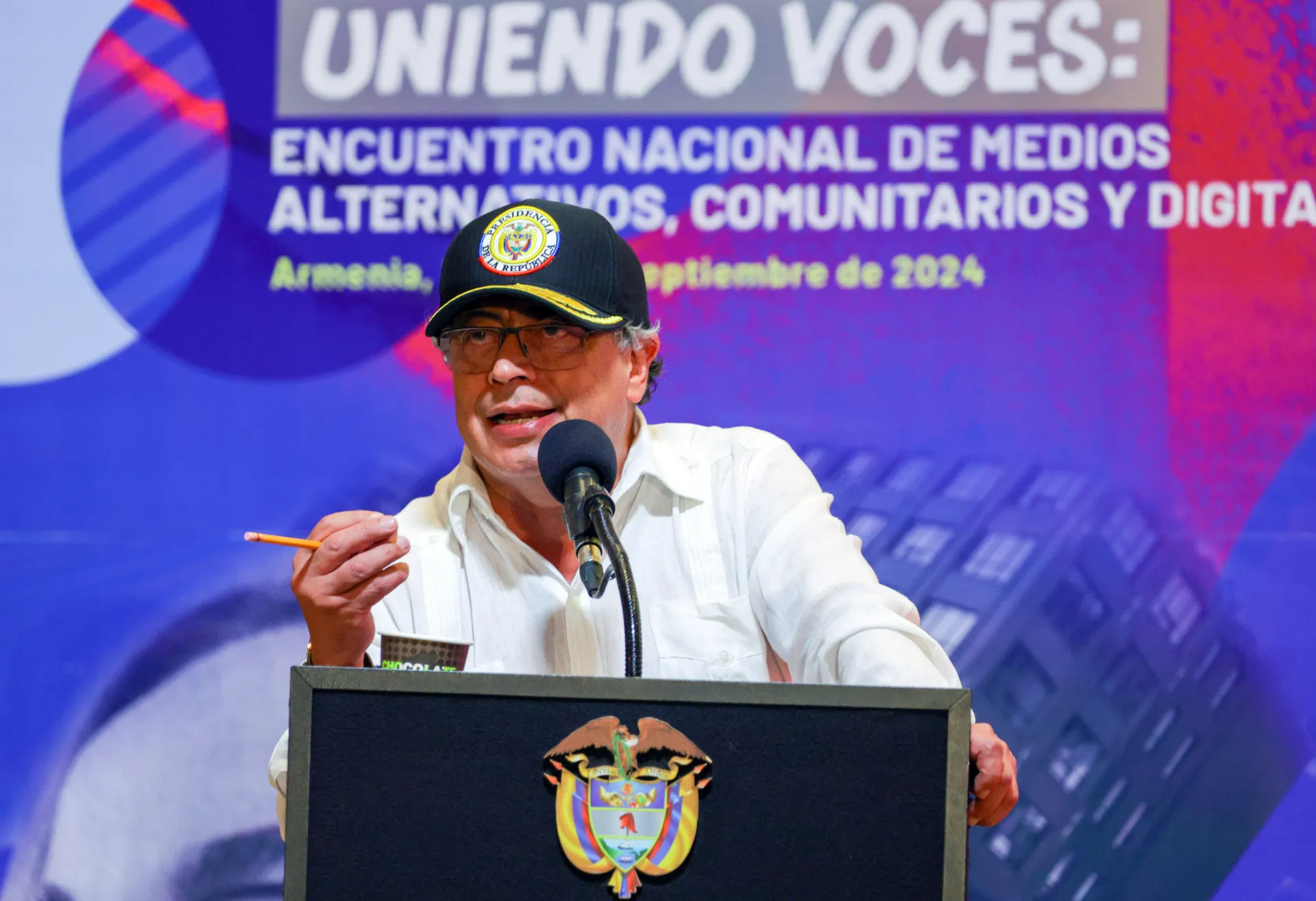 Fotografía cedida por la oficina de prensa de la Presidencia de Colombia en la que se observa al mandatario colombiano, Gustavo Petro, durante el "Encuentro Nacional de Medios Alternativos, Comunitarios y Digitales Uniendo Voces" en Armenia (Colombia). EFE/Presidencia de Colombia