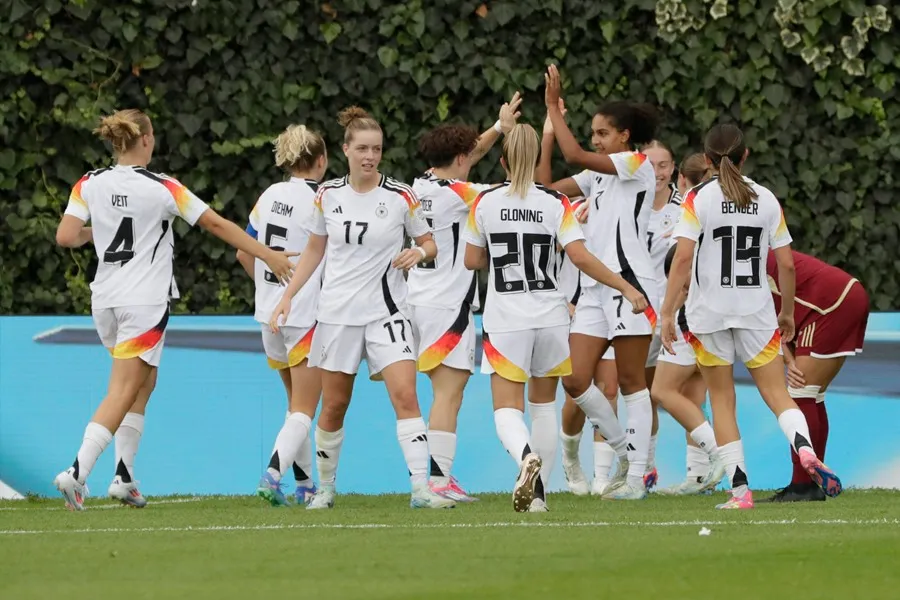 Jugadoras de Alemania celebran un gol que Sophie Nachtigall le anotó a Venezuela, durante el primer partido del grupo D del Mundial FIFA femenino sub-20, en el estadio de Techo, en Bogotá (Colombia). EFE/Carlos Ortega
